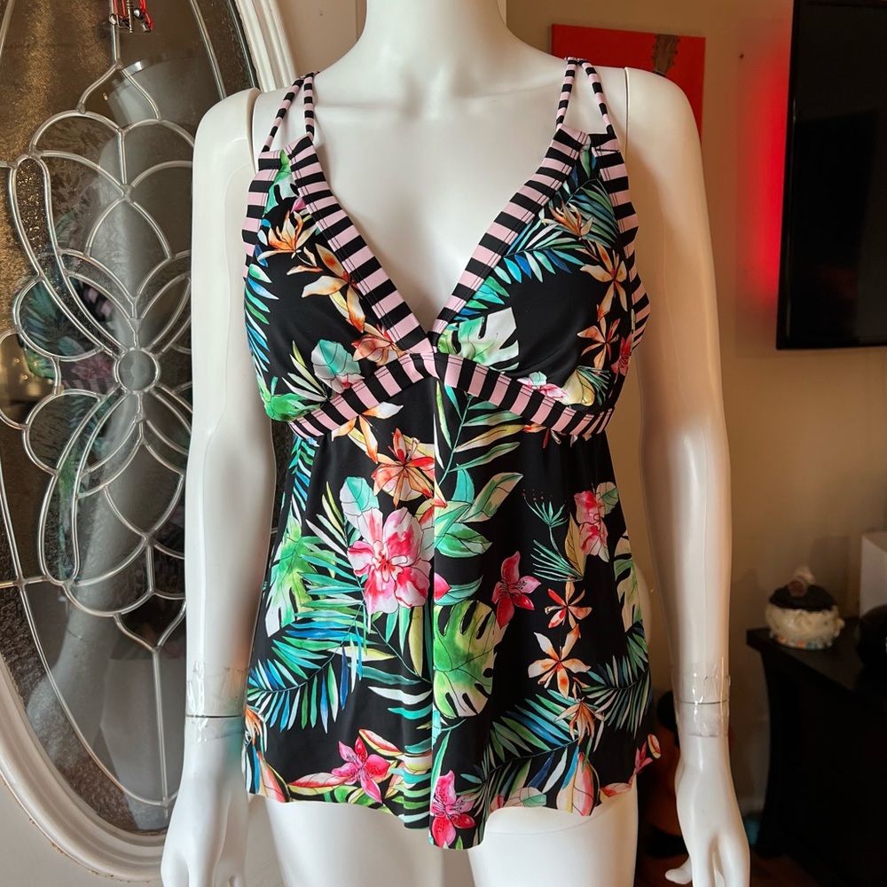 🍒💣 Hawaiian inspired bathing suit top - Picture 2 of 8